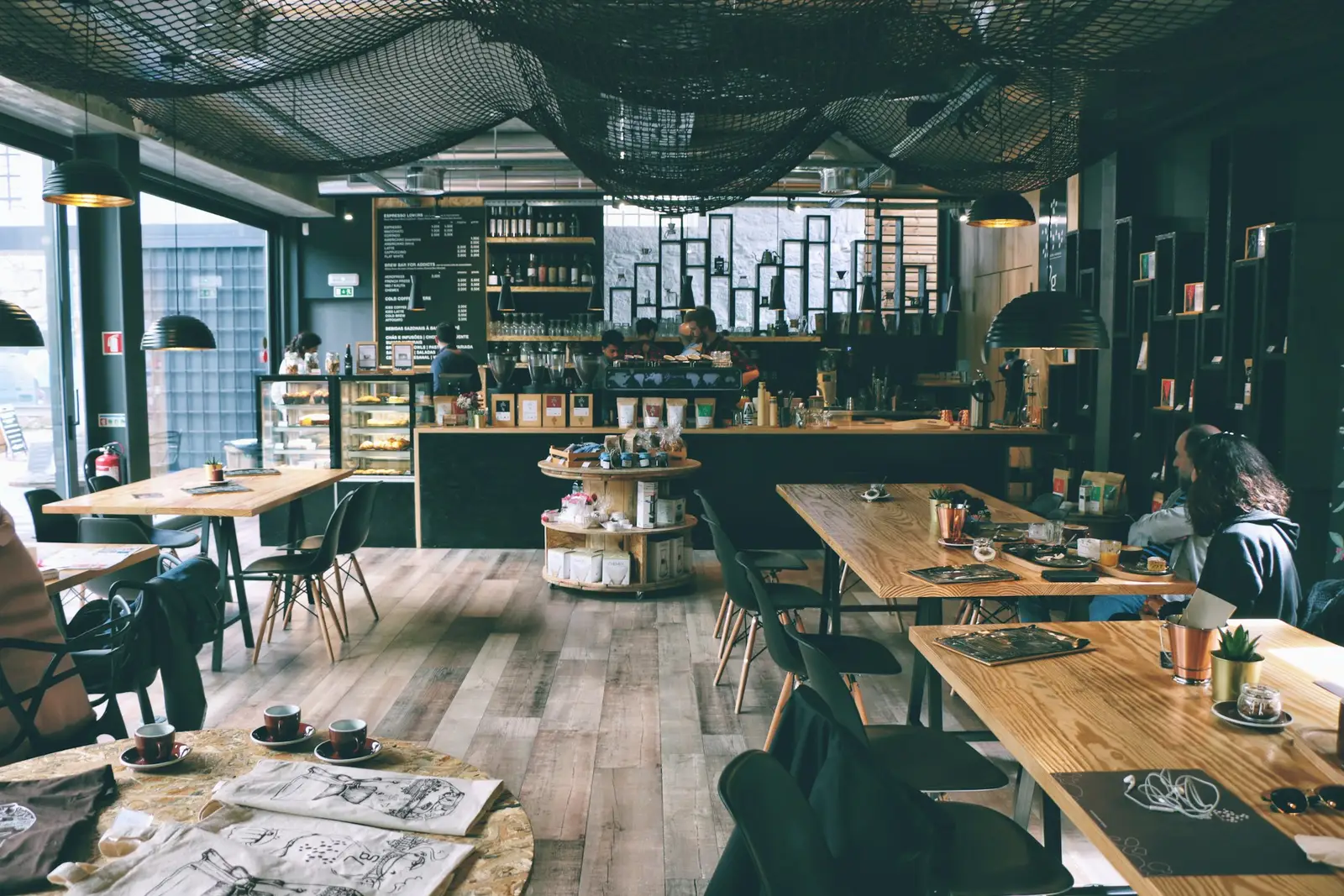 Sala restorana puna dnevnog svjetla, biljaka i gostiju